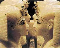 Kanopy - zvláštní nádoby, do nichž se ukládaly vnitřnosti zemřelého - nalezené v Tutanchamónově hrobu byly vyřezané z alabastru