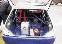 Závodní Peugeot 106 Tomáše Kotka: ochranný rám; pětibodové bezpečnostní pásy; nádrž na kapalinu pro ostřikovače; speciální nádrž na palivo; palivové čerpadlo; hasicí přístroj 