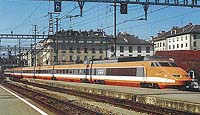 Pro první TGV byl typický oranžový nátěr. Tento vlak opouští nádraží v Ženevě   -  Foto Š Petr Kadeřávek