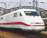 Souprava ICE 1 na nádraží v Mnichově v roce 1992. Modernější ICE 3 se liší zaoblenějším tvarem   -  Foto Š Felipe Aranda