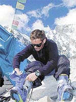 Mount Everest (8850 m) 7. října 2000 - Slovinec Davo Karničar se zapsal do historie prvním úplným sjezdem za použití umělého kyslíku z vrcholu do základního tábora ve výšce 5340 metrů. Pět let předtím stejným způsobem zdolal Anapurnu (8091 m)