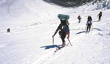 Česká skialpinistická výprava stoupá v pohoří Pamír (srpen 2001) do druhého výškového tábora (5450 m) v severní stěně Piku Lenina (7134 m). Sedm členů výpravy pak udělalo prvovýstup severní stěnou, pět z nich tuto trasu sjelo i dolů