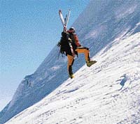 "Ve výškách nad sedm tisíc metrů je zledovatělý svah pokrytý návějemi z prachového sněhu, které se s vámi při sjezdu utrhnou a lyže se stávají neovladatelnými," tvrdí vedoucí expedice Cho Oyu 2000 Robin Baum