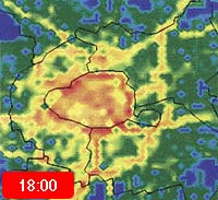 Série mapek Paříže dokumentuje vysoké koncentrace oxidů dusíku podél hlavních dopravních tepen (žlutě až oranžově) a nárůst znečištění při dopravní špičce