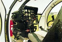 Kokpit vrtulníku MD-520N :  přístrojová deska; páka cyklického řízení; pedály nožního řízení; hasicí přístroj; páka kolektivního řízení; rukojeť plynové přípusti motoru; sedalo pilota
