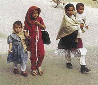Děvčátka v Gilgitu. V následujícím okamžiku se otočila a utekla 