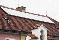 Solární kapalinové kolektory pro ohřev vody na střeše základní školy v Neznašově u Týna nad Vltavou