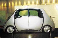Studie Toyoty ukazuje, jak by mohla vypadat auta budoucnosti. Místo volantu se používá joystick