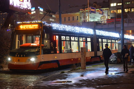 ŽIVĚ: Tisíce světel rozzáří tramvaje i retrobus! Vánoční flotila vyráží do ulic Prahy