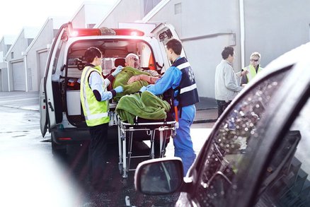 Čtyři zranění po nehodě u Prahy! U Libře se srazil autobus s autem, pro muže (35) letěl vrtulník