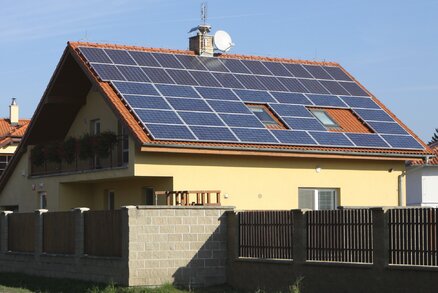 Obyvatelé na Čerňáku vyzkouší vlastní »elektrárnu«. Magistrát umístí solární panely na dva domy