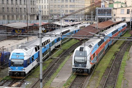 Problémy na kolejích v Praze! Zrušené a zpožděné vlaky, silný vítr poškodil trakční vedení