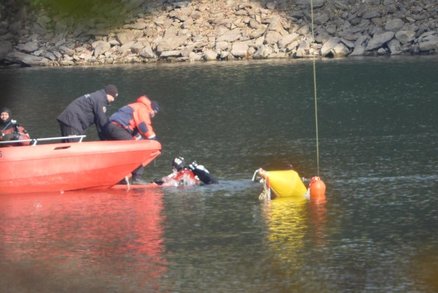 Policie pátrá ve vodní nádrži Orlík: Při ponoru tam zmizel potápěč