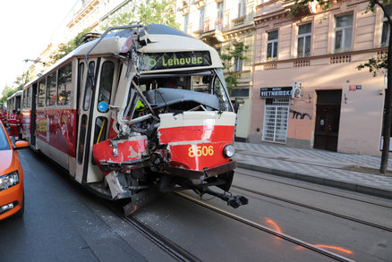 Popeláři se na Vinohradech srazili s tramvají. Kvůli nehodě je přerušený provoz