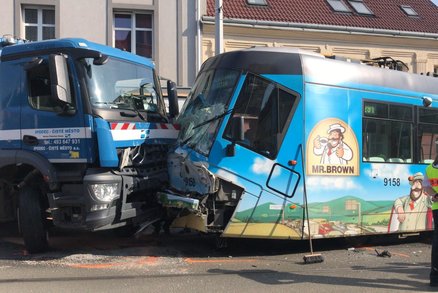 Komplikace v Kobylisích: Tramvaj se srazila s popelářským autem, provoz je omezen