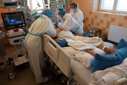 Koronavirus ONLINE: Plán dalšího přitvrzení rozhádal vládu. A přes 1000 mrtvých v ČR