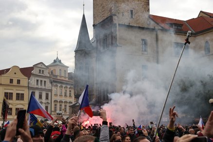 ŽIVĚ: Vyhrocený protest chuligánů v Praze! Zbraně, rány a dým, těžkooděnci v akci