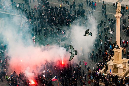 Vřava na Staroměstském náměstí: Policie zadržela 144 lidí! Čtyři policisté skončili v nemocnici
