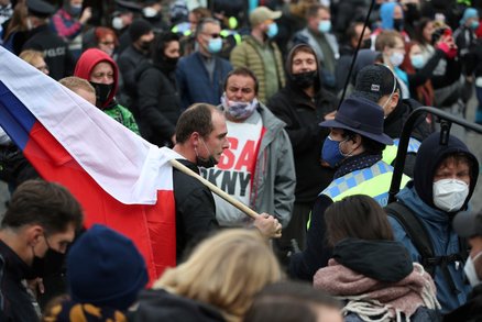 ŽIVĚ: Další demonstrace proti vládním opatřením: Do centra Prahy se nahnaly stovky nespokojenců