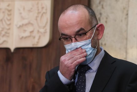 ŽIVĚ: Nový ministr si ze Sněmovny odběhl na tiskovku. Experti o pandemii covid-19 v ČR