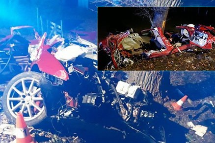 Tři mrtví mladí lidé po vážné nehodě u Nových Hradů: Jejich Alfa Romeo se rozlomila!