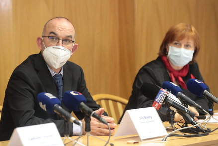 Koronavirus ONLINE: 7021 mrtvých v ČR. A nakažení Češi víc zatajují kontakty?