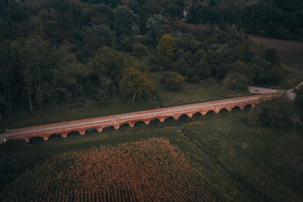 Vandal poničil unikátní barokní most u Mikulova: 400 let starou památku posprejoval