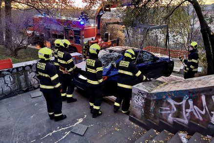 VIDEO: Bizarní nehoda na pražských Vinohradech. Řidič se zasekl na schodech, policie shání svědky