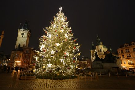 FOTO: Vánoční strom na Staroměstském náměstí v celé své kráse! Takhle vypadá rozsvícený