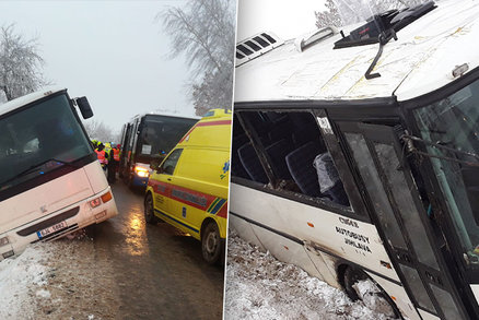 Nehoda autobusu na Jihlavsku: Skončil na boku, na místě jsou zraněné děti