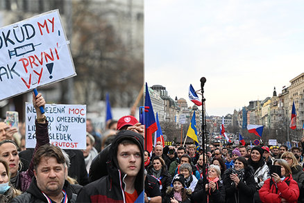 V centru Prahy se opět demonstruje proti vládě. Lidé se sešli převážně bez roušek