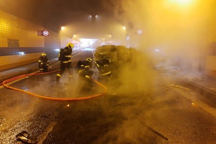 Plameny a dým v Bubenečském tunelu! Policejní auto začalo po nárazu hořet, tři zranění