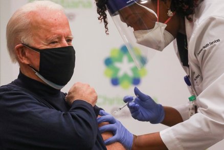 Koronavirus ONLINE: Česku hrozí umrtvení 25. prosince. A Biden sklízí chválu za očkování