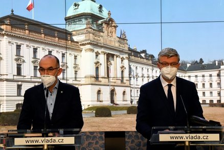 Koronavirus ONLINE: PES na 81 bodech, číslo R dál stoupá. Vláda umrtví Česko