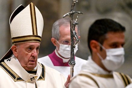 Papež a jeho vánoční poselství světu. Letos poprvé nepromlouval před davy