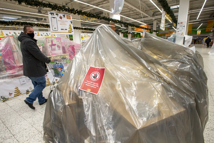 Omezení v obchodech: Bizarní zákaz prodeje respirátorů. A pastelky či dupačky nekoupíte