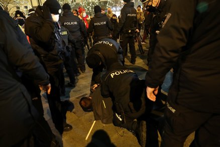 Silvestr v Praze: Pyrotechniku pálili z okna! A potyčka na Václaváku, policie zajistlia 3 demonstranty