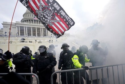 Trumpovi příznivci zaútočili na Kapitol. Kongres přerušil jednání o potvrzení voleb