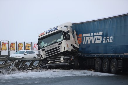 Nehoda blokuje Pražský okruh na Zličíně! Srazilo se auto a náklaďák, vytekly z něj litry nafty