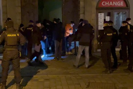 Policie šla najisto! Přes 50 lidí na tajné party v centru Prahy, organizátor v poutech