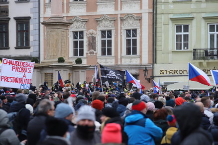 ŽIVĚ: Další demonstrace proti vládním opatřením: Do centra Prahy se nahnaly tisíce nespokojenců