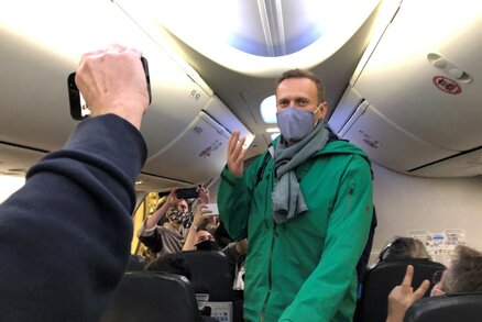 Navalnyj se vrací po vyléčení z otravy domů. Policie na letišti v Moskvě už zatýká