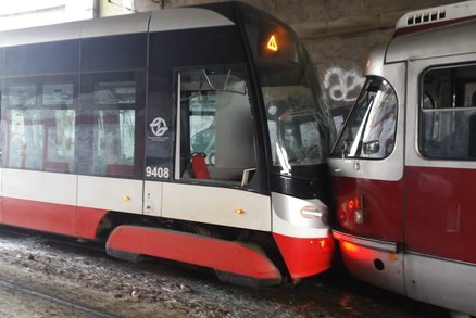 Dvě tramvaje se srazily u hlavního nádraží! Zranily se dvě děti i řidič