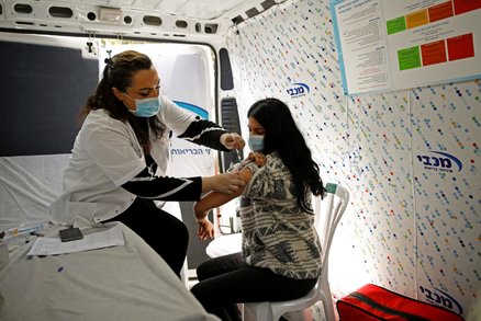 Do fitka či bazénu jen s vakcínou: Izrael uvolňuje opatření, některá pouze pro očkované