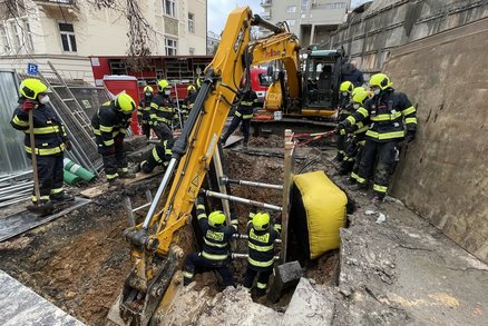 Obrovské neštěstí na Smíchově: Dělníka zasypaného ve výkopu vyprošťují hasiči, půda je podmáčená