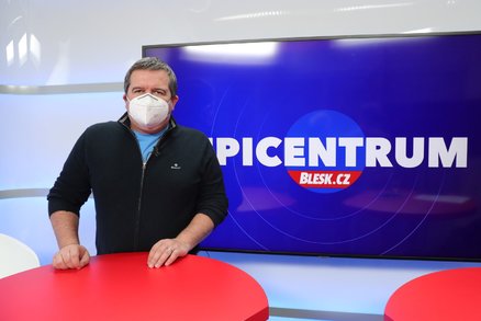 Vysíláme: Hamáček o pandemickém zákonu, Prymulovi na fotbale a zavřených obchodech