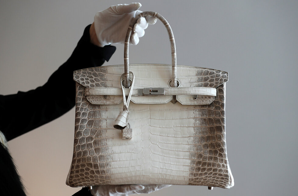 Kabelka od Hermès sa vydražila za neuveriteľných 377 000 $. Kúsok z bieleho krokodíla ozdobený diamantmi tak porazil svoj vlastný rekord