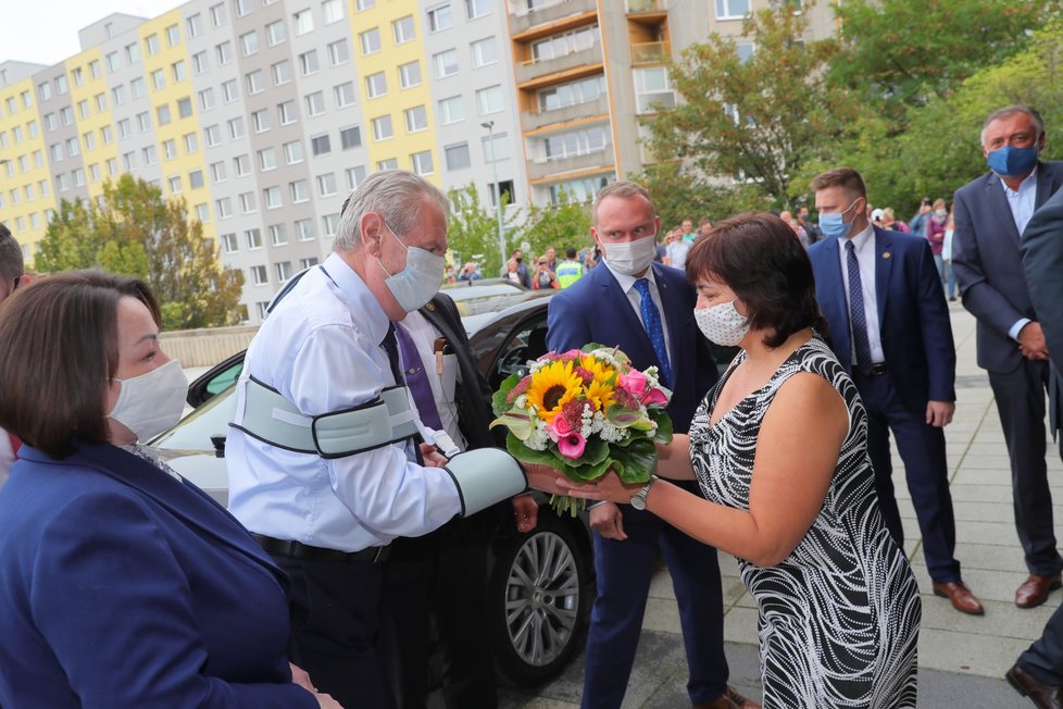 Volby 2020 Milos Zeman A Volby Prezident S Prvni Damou Odvolil I Bez Hulky Blesk Cz