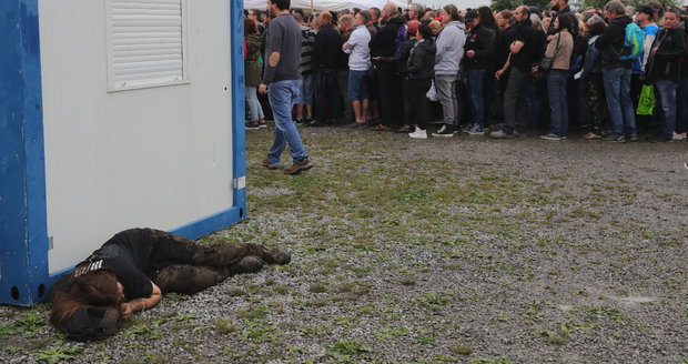 Pro někoho zřejmě koncert skončil předčasně.