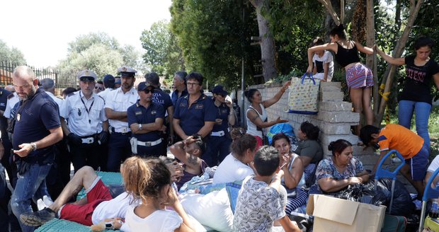   The Italians have left a Roma camp with 400 people. For the European Court in spite of 